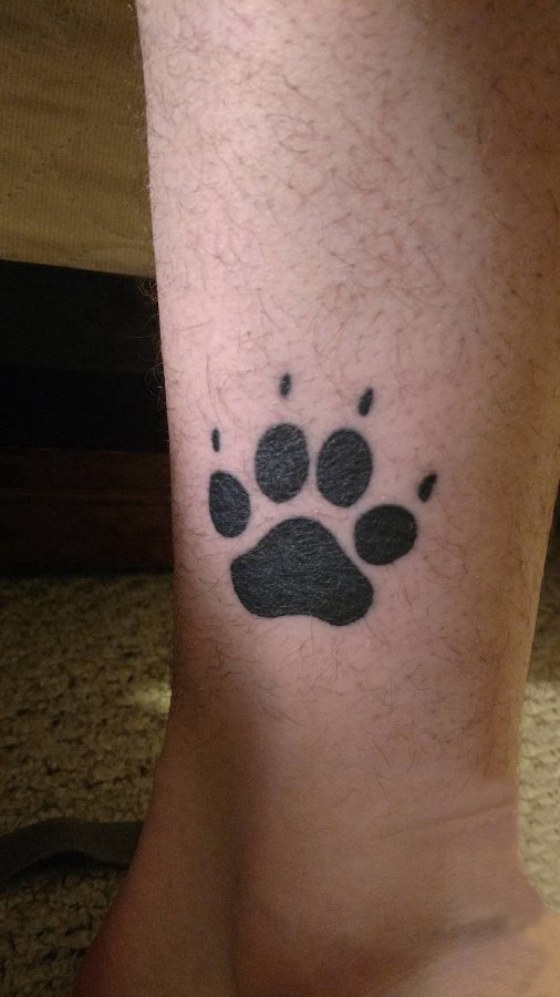 点击大图看下一张：男生小腿上黑色轮廓创意俏皮可爱狗爪纹身图片