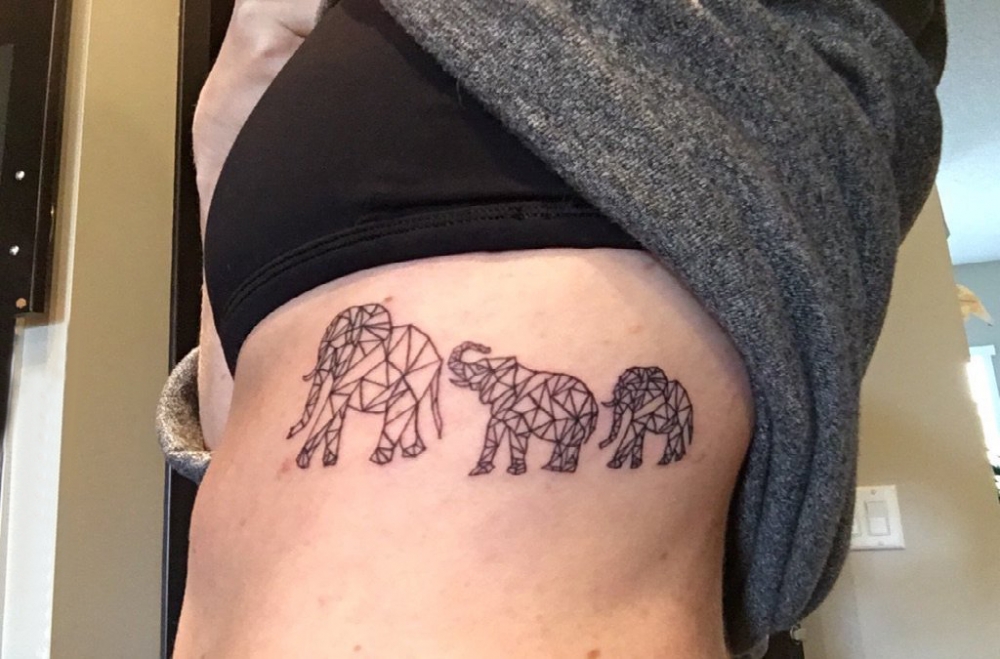 点击大图看下一张：女生侧腰上黑色几何简单线条小动物大象纹身图片