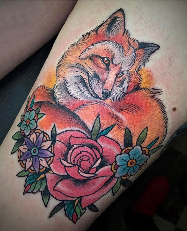 点击大图看下一张：女生大腿上彩绘渐变简单线条植物花朵和狐狸纹身图片