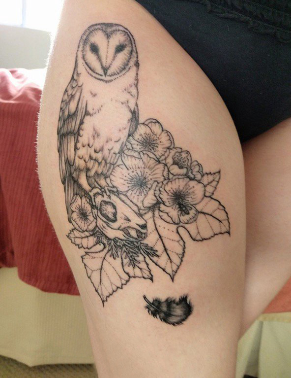 点击大图看下一张：女生大腿上黑色点刺简单线条植物花朵和猫头鹰纹身图片