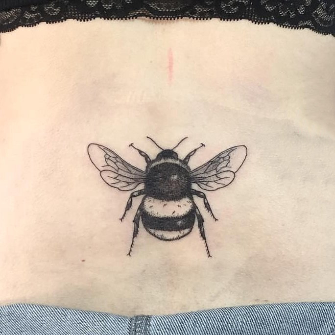 点击大图看下一张：女生后腰上黑色点刺简单线条小动物蜜蜂纹身图片