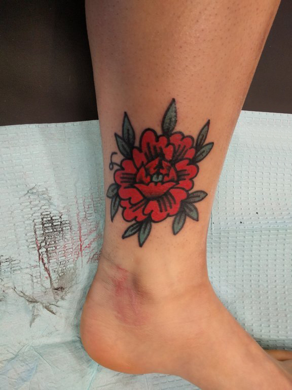 点击大图看下一张：女生脚踝上彩绘简单线条植物花朵纹身图片