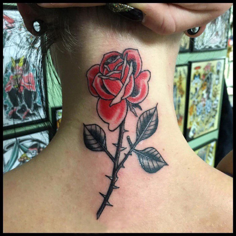 点击大图看下一张：女生颈后彩绘渐变简单线条植物带刺玫瑰纹身图片