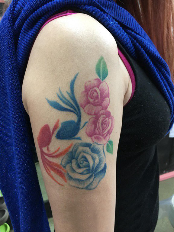 点击大图看下一张：女生手臂上彩绘渐变简单线条植物花朵和金鱼纹身图片