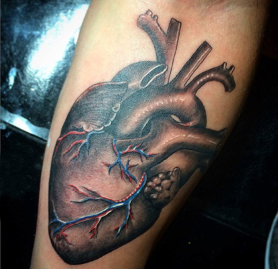 点击大图看下一张：女生手臂上黑灰素描点刺技巧创意心脏纹身图片