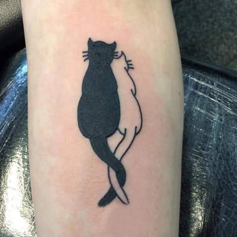 点击大图看下一张：女生手臂上黑色线条素描可爱猫咪轮廓纹身图片