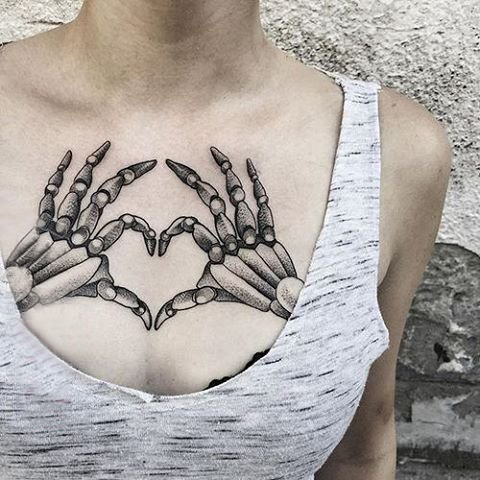 点击大图看下一张：女生锁骨下黑灰素描点刺技巧创意比心纹身图片