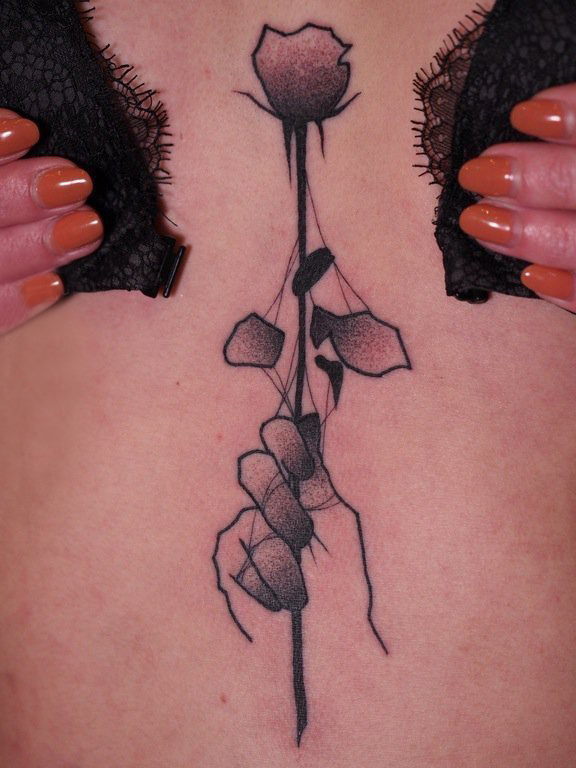点击大图看下一张：女生胸部黑色点刺简单线条创意植物玫瑰纹身图片