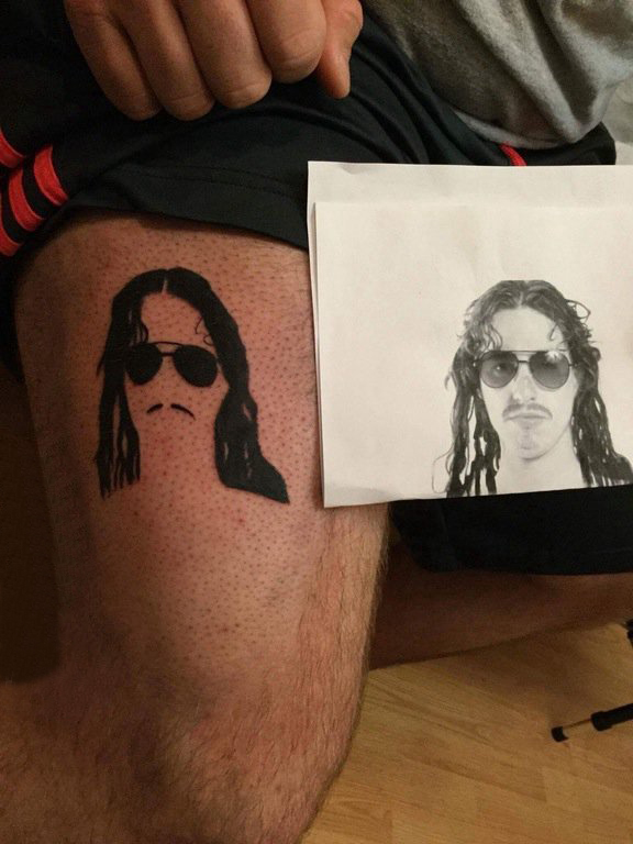 点击大图看下一张：男生大腿上黑灰素描创意精致肖像纹身图片