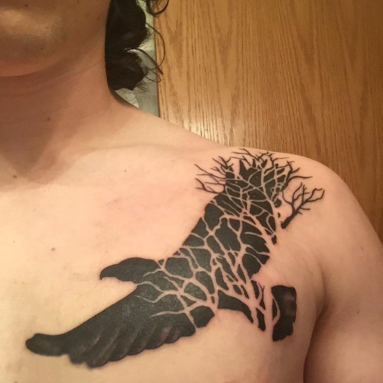 点击大图看下一张：男生肩部黑色简单抽象线条树枝和小动物老鹰纹身图片