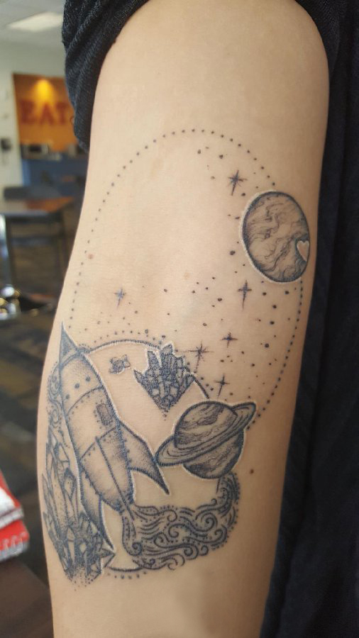 点击大图看下一张：男生手臂上黑灰素描点刺技巧创意文艺宇宙纹身图片