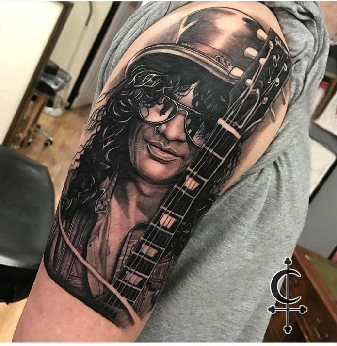 点击大图看下一张:男生手臂上黑灰素描点刺技巧创意摇滚肖像纹身图片