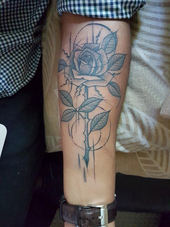 点击大图看下一张：男生手臂上黑灰素描点刺技巧几何线条植物玫瑰纹身图片