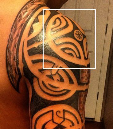 点击大图看下一张：男生手臂上黑色素描创意几何元素部落纹身图片