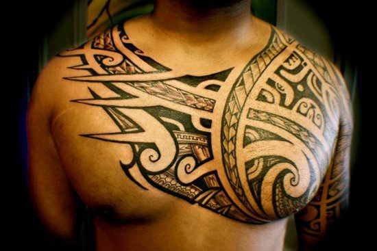 点击大图看下一张：男生胸口上黑色素描创意几何元素部落纹身图片