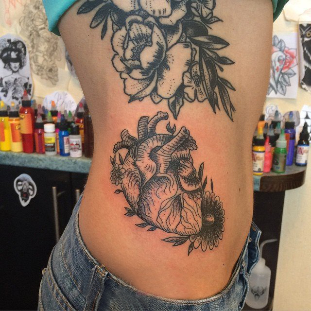 点击大图看下一张：女生侧腰上黑灰素描点刺技巧创意心脏纹身图片