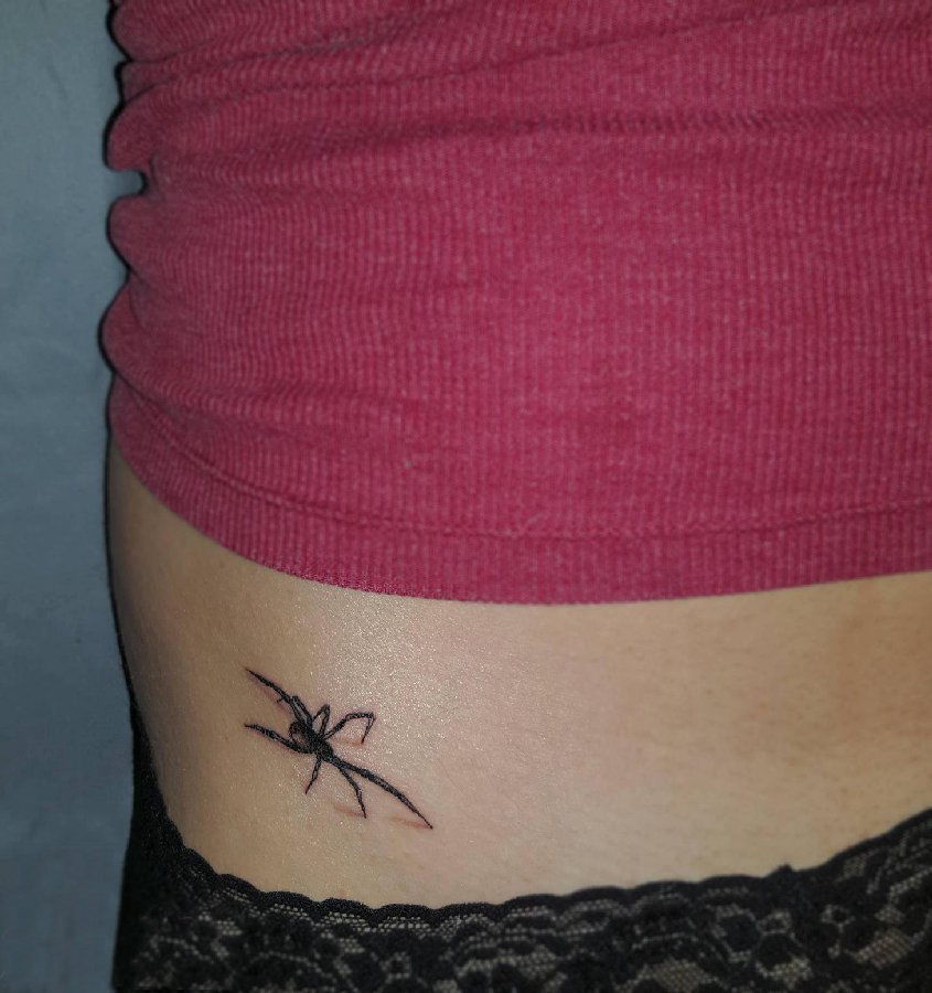 点击大图看下一张：女生侧腰上黑色点刺简单线条小动物蜘蛛纹身图片