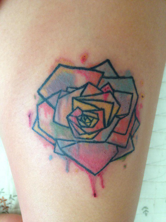 点击大图看下一张：女生大腿上彩绘泼墨简单线条植物几何花朵纹身图片
