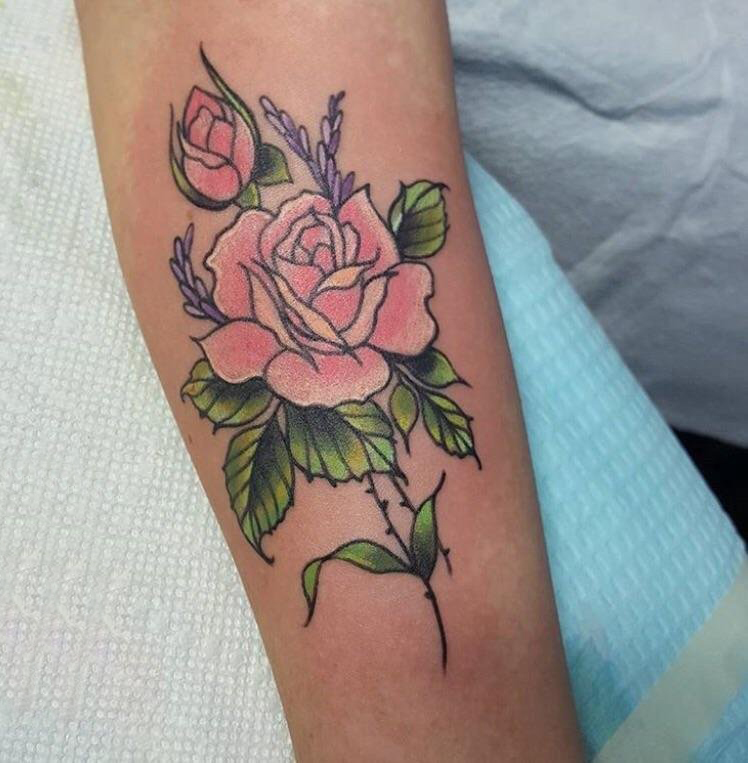 点击大图看下一张：女生手臂上彩绘渐变简单线条小清新植物文艺花朵纹身图片