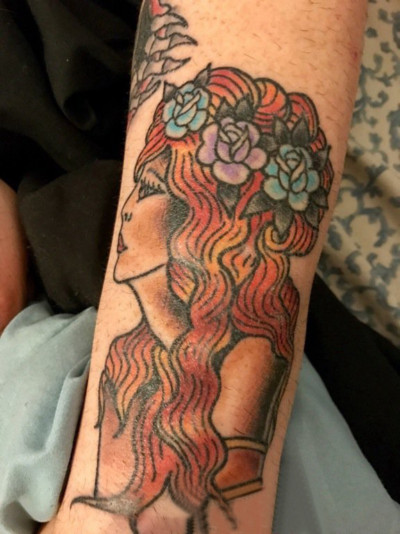 点击大图看下一张：女生手臂上彩绘水彩素描文艺女生肖像纹身图片