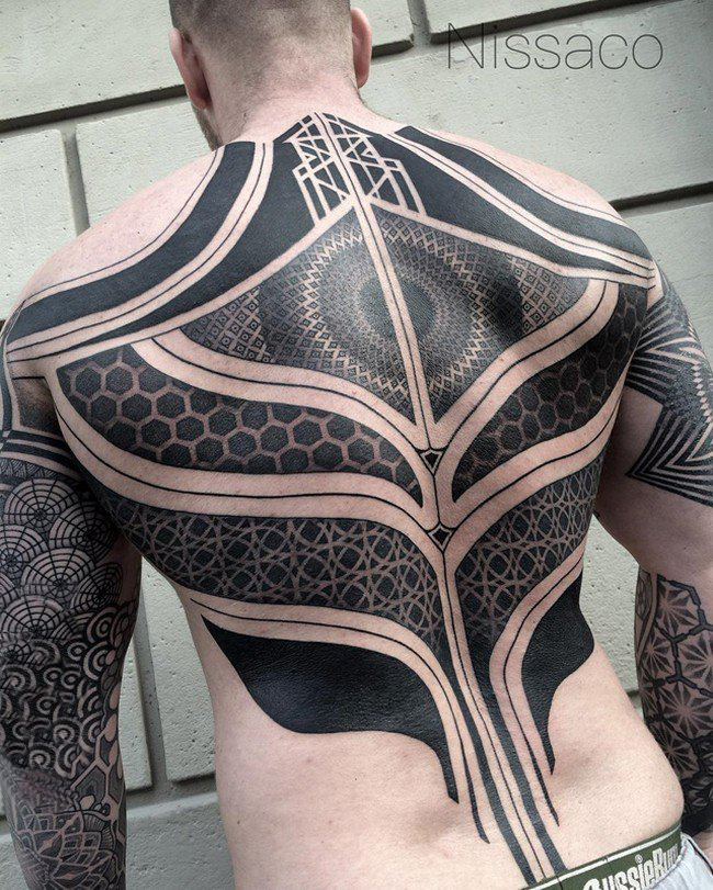 点击大图看下一张：男生背部黑灰素描点刺技巧创意几何图腾满背纹身图片