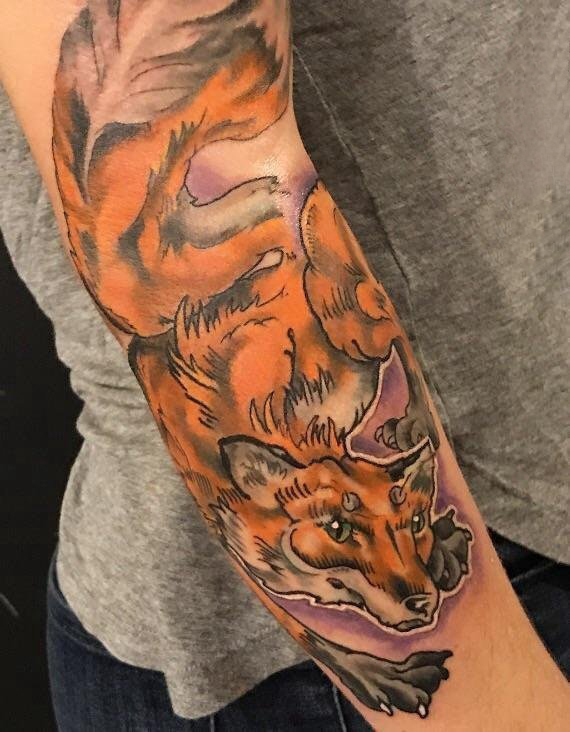 点击大图看下一张：男生手臂上彩绘渐变简单抽象线条小动物狐狸纹身图片