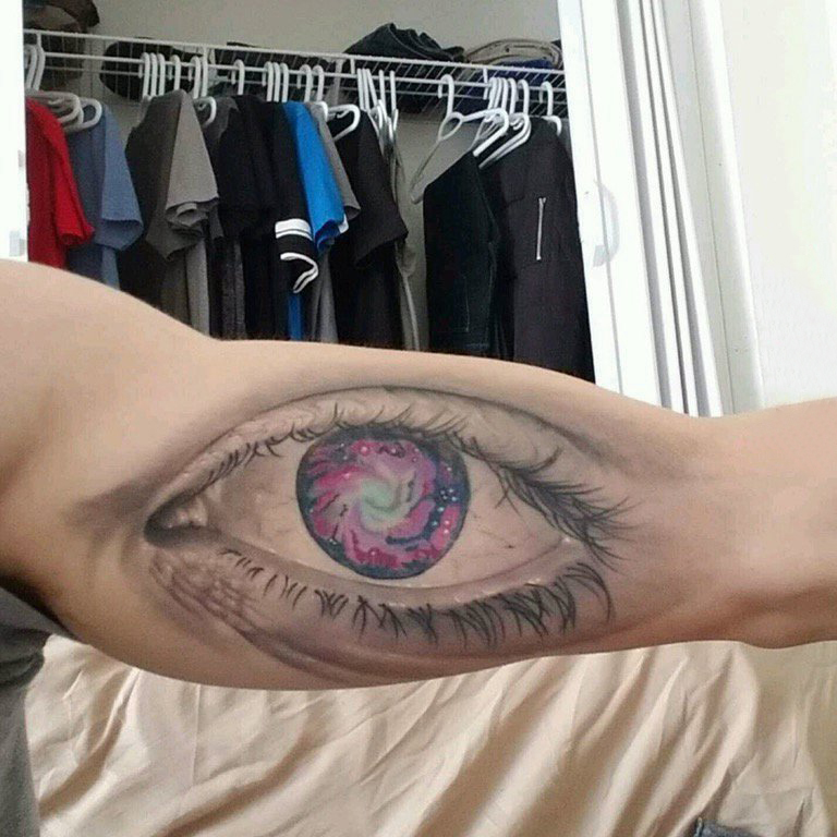 点击大图看下一张：男生手臂上彩绘水彩素描创意文艺精致3d眼睛纹身图片