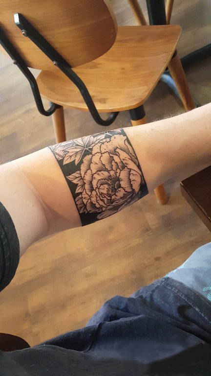 点击大图看下一张：男生手臂上黑色点刺几何线条植物花朵臂环纹身图片