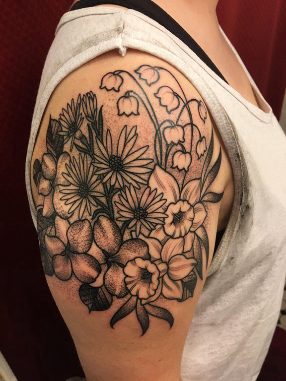 点击大图看下一张：女生大臂上黑色点刺简单线条植物唯美花朵纹身图片