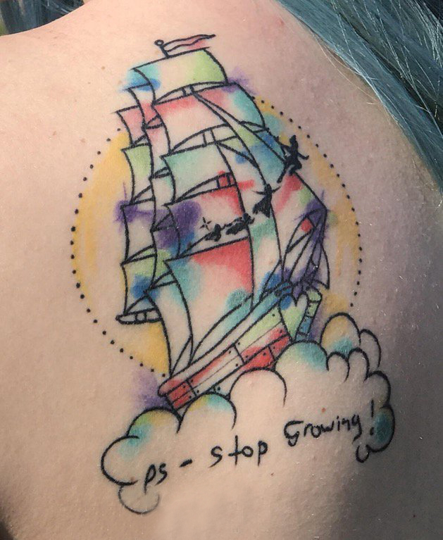 点击大图看下一张：女生后肩上彩绘泼墨几何简单线条英文和帆船纹身图片