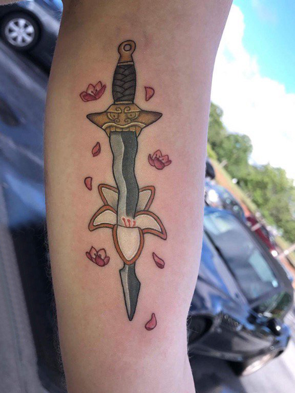 点击大图看下一张：女生手臂上彩绘简单线条植物花朵和匕首纹身图片