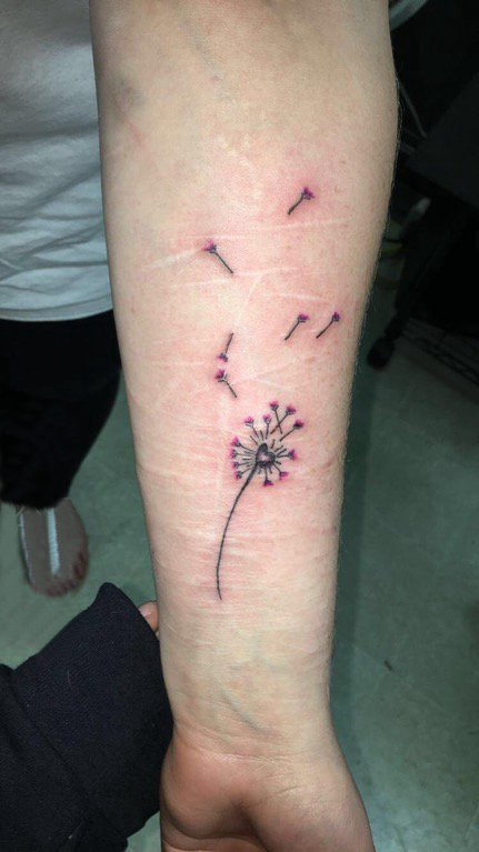 点击大图看下一张：女生手臂上黑色点刺简单线条植物蒲公英纹身设计