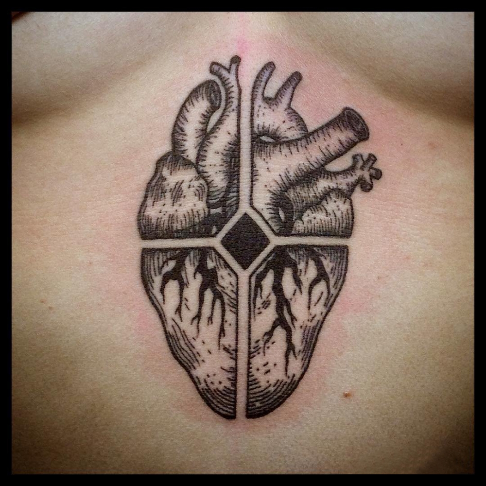 点击大图看下一张：女生胸下黑灰素描点刺技巧创意心脏纹身图片
