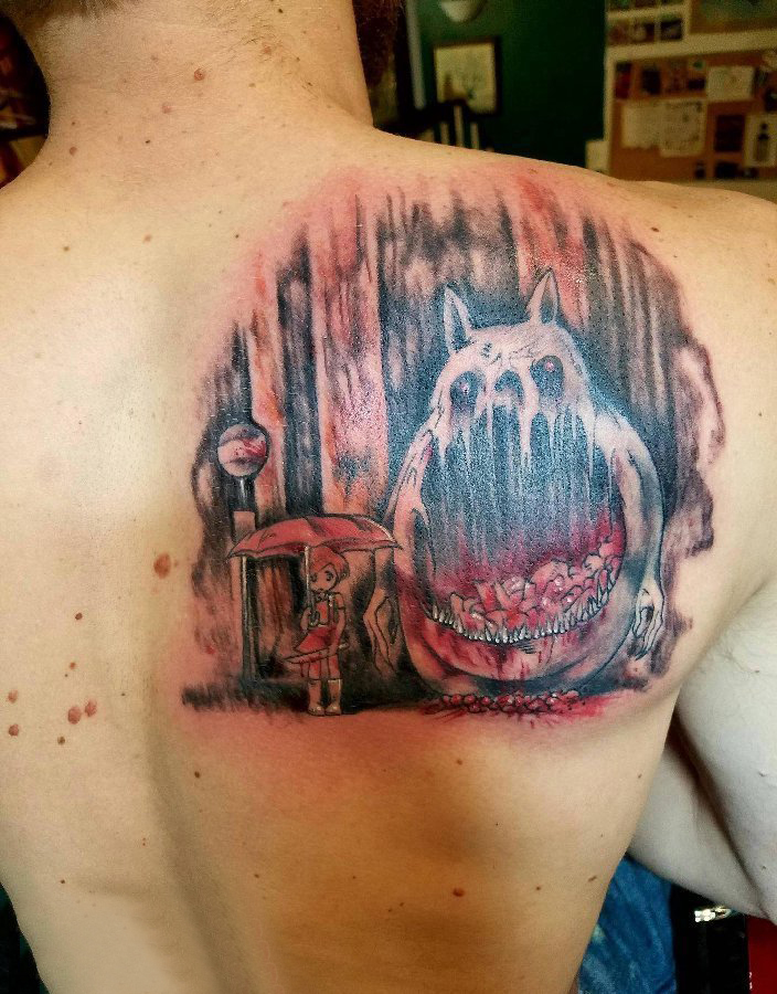 点击大图看下一张：男生背部彩绘水彩素描创意恐怖幽灵纹身图片