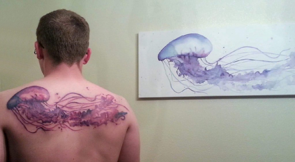 点击大图看下一张：男生背部水彩渐变水母纹身图片