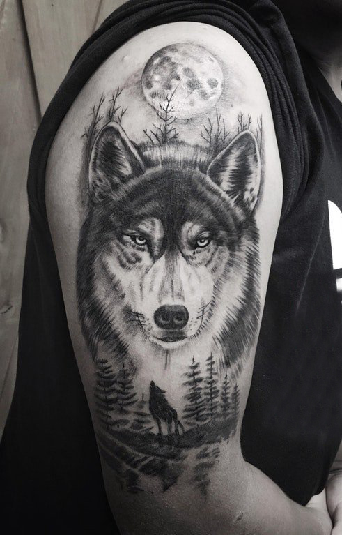 点击大图看下一张：男生大臂上黑色点刺月亮和小动物狼纹身图片