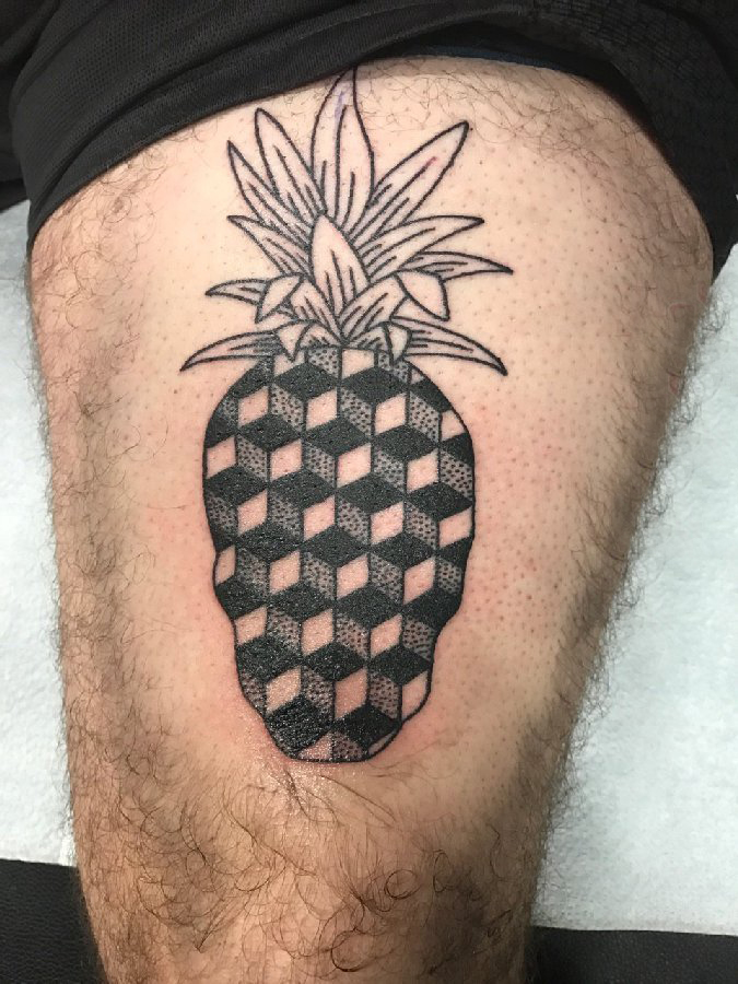 点击大图看下一张：男生大腿上黑灰素描点刺技巧创意菠萝纹身图片