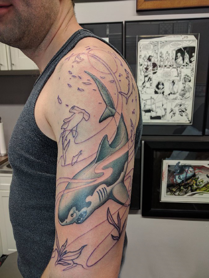 点击大图看下一张：男生手臂上彩绘水彩素描创意文艺鲨鱼纹身图片