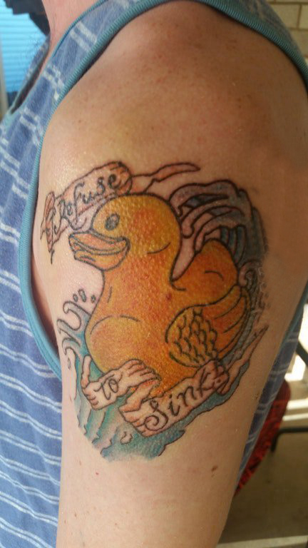 点击大图看下一张：男生手臂上彩绘水彩素描创意有趣可爱鸭子纹身图片