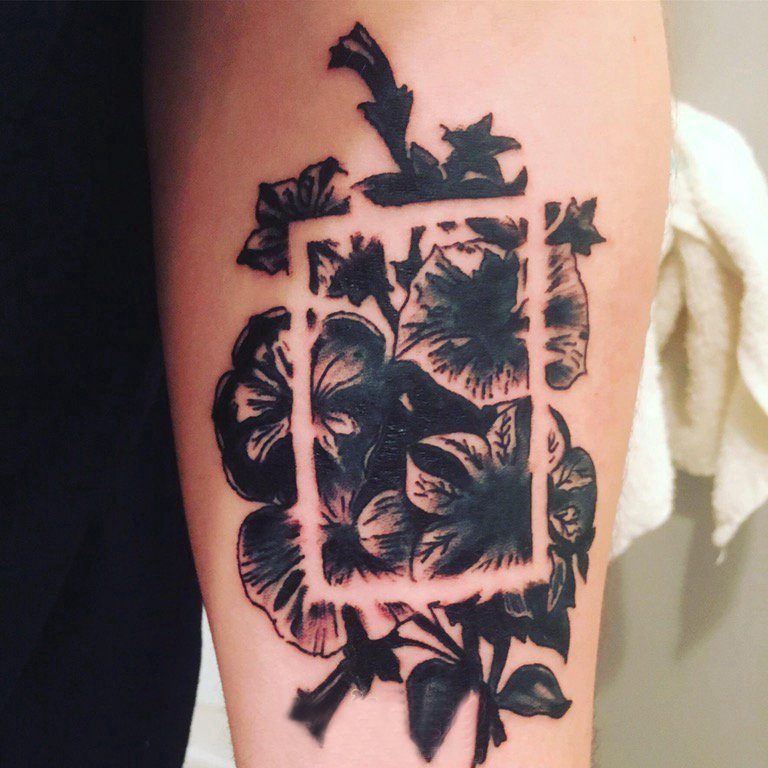 点击大图看下一张：男生手臂上黑色点刺几何简单线条植物花朵纹身图片