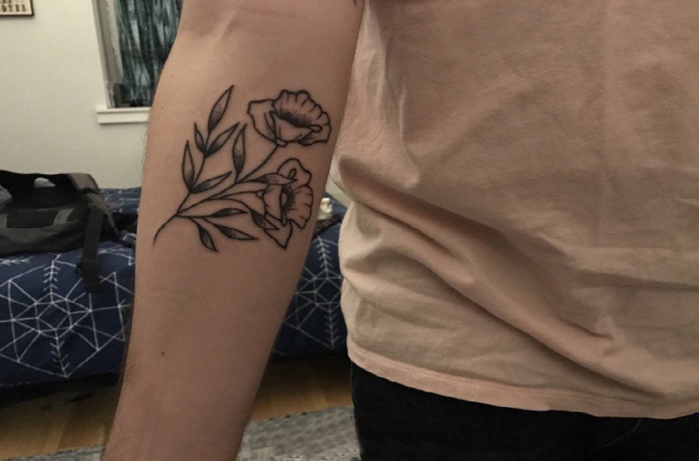 点击大图看下一张：男生手臂上黑色点刺技巧简单个性线条植物花朵纹身图片