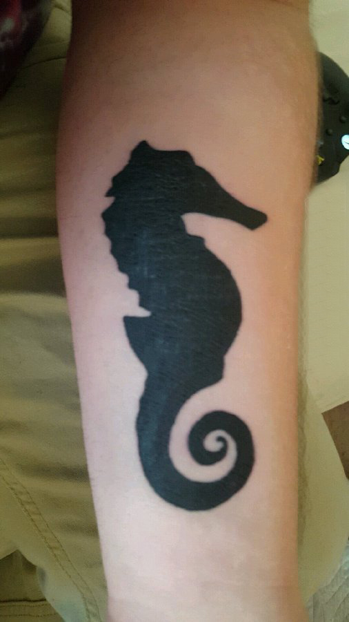 点击大图看下一张：男生手臂上黑色简单线条小动物剪影海马纹身图片