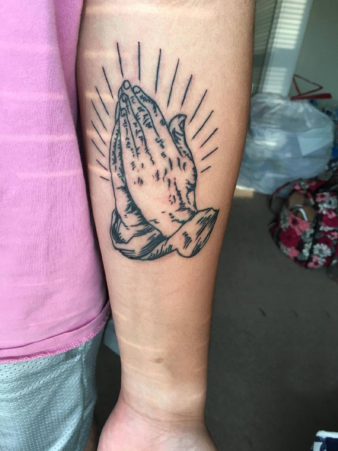 点击大图看下一张：男生手臂上黑色线条创意经典祈祷之手纹身图片