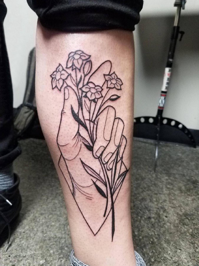 点击大图看下一张：男生小腿上黑色简单线条手部和植物花朵纹身图片