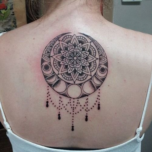 点击大图看下一张：女生背部黑灰素描点刺技巧创意梵花花纹纹身图片