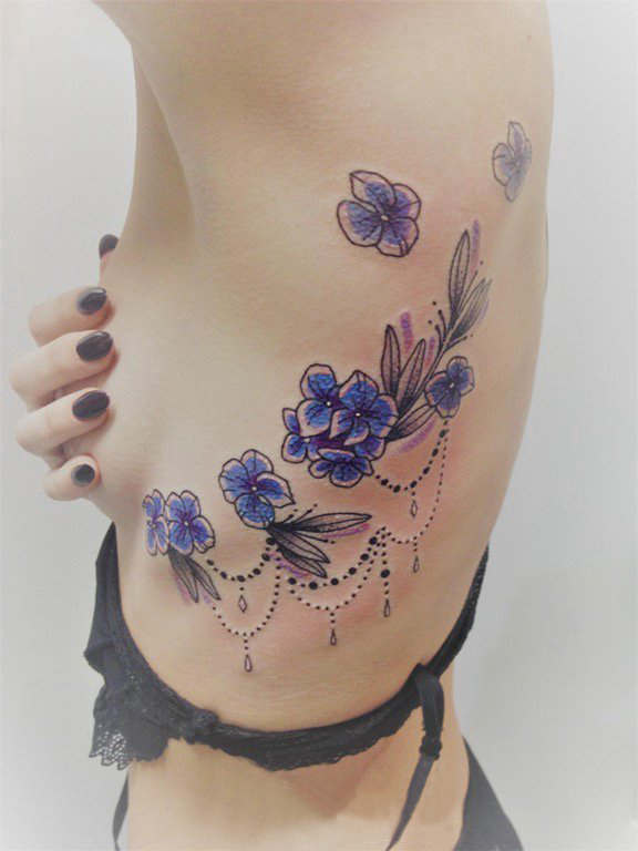 点击大图看下一张：女生侧腰上彩绘渐变简单线条小清新植物花朵纹身图片