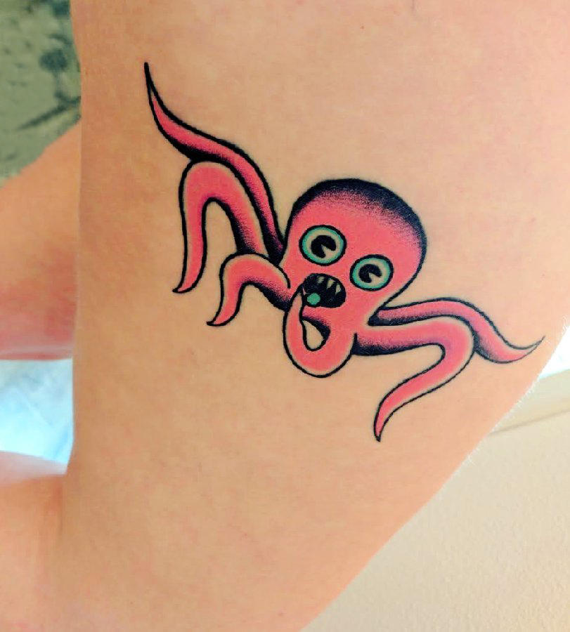 点击大图看下一张：女生大腿上彩绘抽象线条卡通小动物章鱼纹身图片