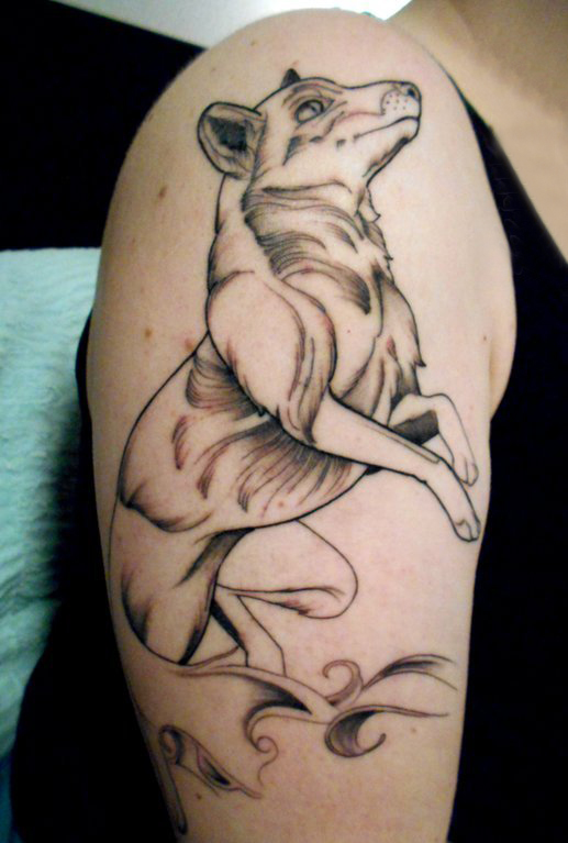 点击大图看下一张：女生大腿上黑灰素描点刺技巧创意狗纹身图片