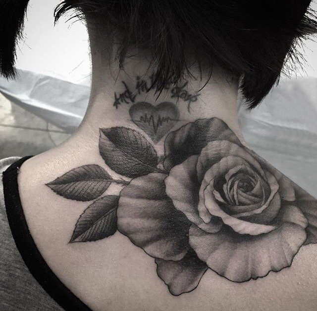 点击大图看下一张：女生颈后黑灰点刺简单线条植物玫瑰纹身图片