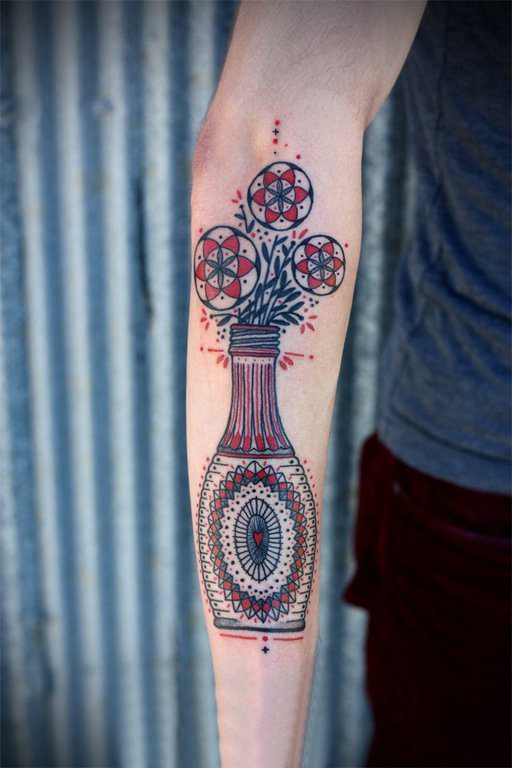 点击大图看下一张：女生手臂上彩绘水彩素描创意花朵文艺纹身图片